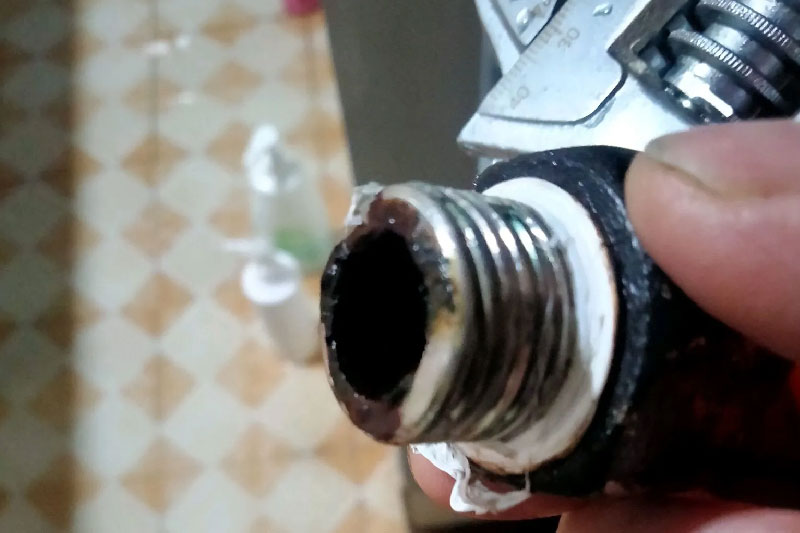 水路维护龙头生锈